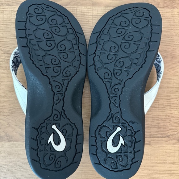 OluKai Ohana Women's Size 7 Slip On Flip Flops Beach Sandals Foam White Black - Picture 4 of 5